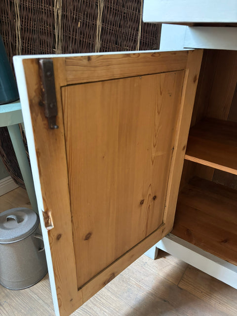 Dänisches Vintage-Küchenbuffet in Kreidefarbe von Weingärtners Genusshandwerk, mit Holzgriffen und antikem Charme