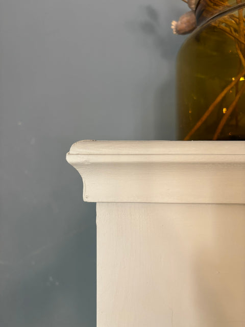 Vintage dänisches Küchenbuffet in Kreidefarbe von Weingärtners Genusshandwerk, detailreiche Holzstruktur und elegante Oberfläche sichtbar