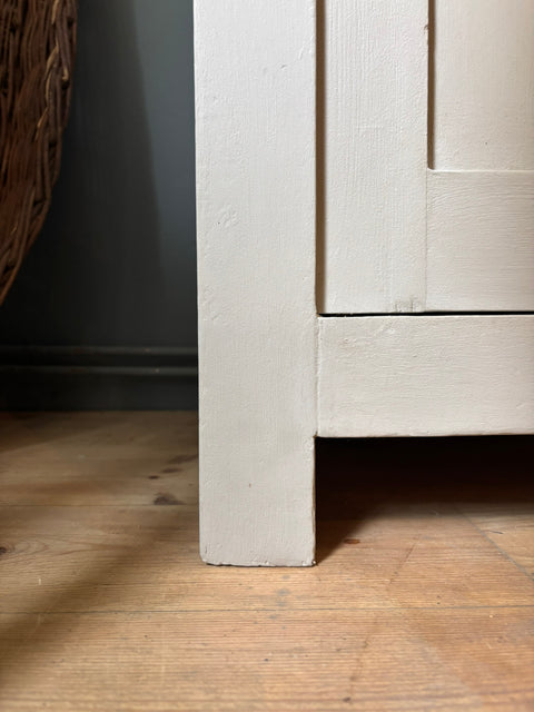 Dänisches Vintage-Küchenbuffet in Kreidefarbe von Weingärtners Genusshandwerk, mit Holzgriffen und antikem Design.