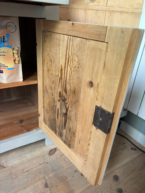 Vintage dänisches Küchenbuffet in Kreidefarbe von Weingärtners Genusshandwerk, detailreiche Holzstruktur und stilvolles Design sichtbar