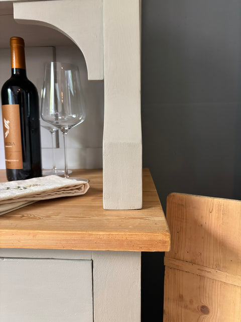 Dänisches Vintage-Küchenbuffet aus Kreidefarbe von Weingärtners Genusshandwerk, mit eleganten Holzdetails und antikem Charme