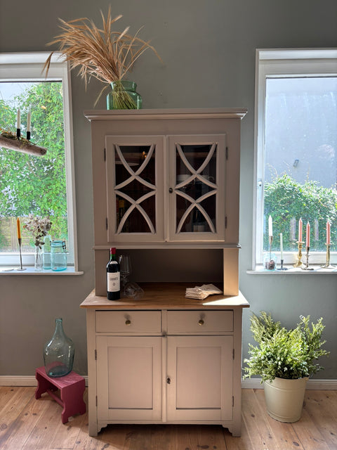 Vintage dänisches Küchenbuffet in Kreidefarbe Khaki, grau-grüner Holzschrank von Weingärtners Genusshandwerk