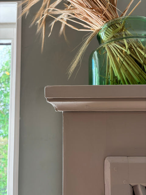 Vintage Küchenbuffet von Weingärtners Genusshandwerk in Kreidefarbe Khaki, mit graugrüner, rustikaler Oberfläche.