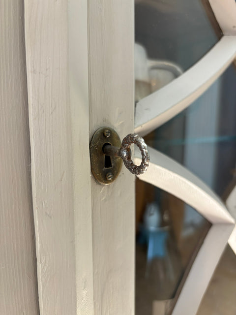 Dänisches Vintage Küchenbuffet in Kreidefarbe Khaki, grau-grüner Holzschrank mit antikem Design von Weingärtners Genusshandwerk
