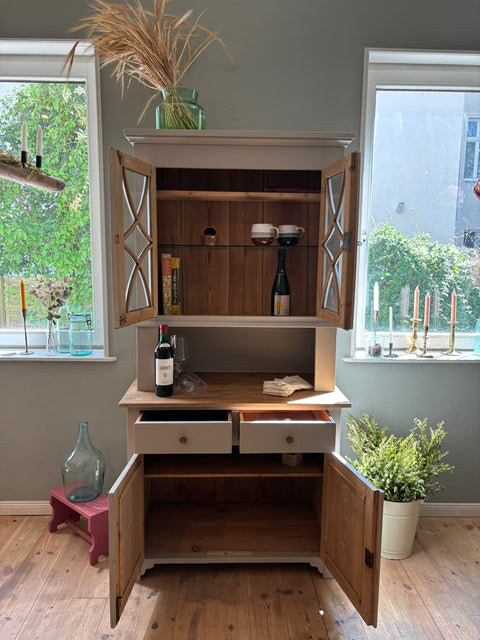 Dänisches Vintage Küchenbuffet in Kreidefarbe Khaki mit graugrünen Tönen, von Weingärtners Genusshandwerk, zeigt detailreiche Oberfläche