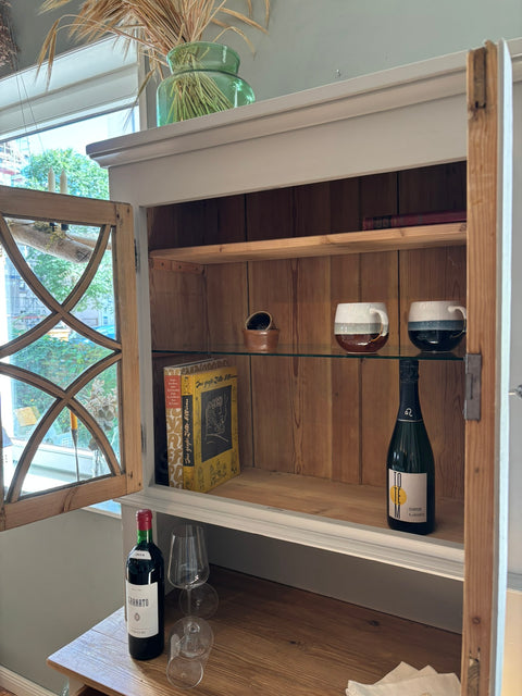 Dänisches Vintage Küchenbuffet von Weingärtners Genusshandwerk in Kreidefarbe Khaki, grau-grünes Finish, detailreiche Holzverarbeitung.
