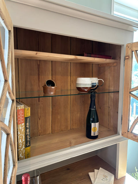 Dänisches vintage Küchenbuffet in Kreidefarbe Khaki, grau-grün, mit Holzgriffen und antiker Optik, von Weingärtners Genusshandwerk