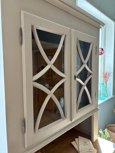 Dänisches Vintage Küchenbuffet in Kreidefarbe Khaki von Weingärtners Genusshandwerk, mit Holzgriffen und geschmackvollem Design.