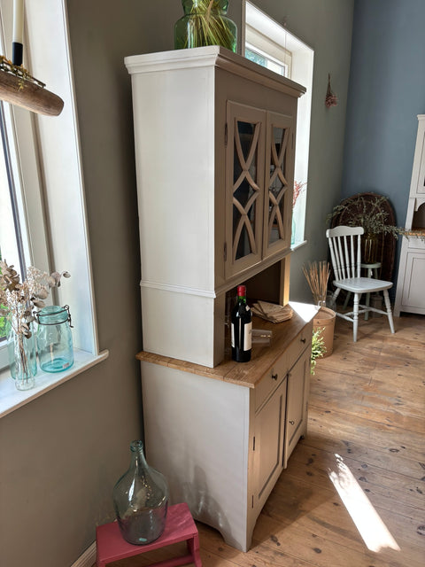 Dänisches Vintage-Küchenbuffet in Kreidefarbe Khaki mit graugrüner Oberfläche, von Weingärtners Genusshandwerk.