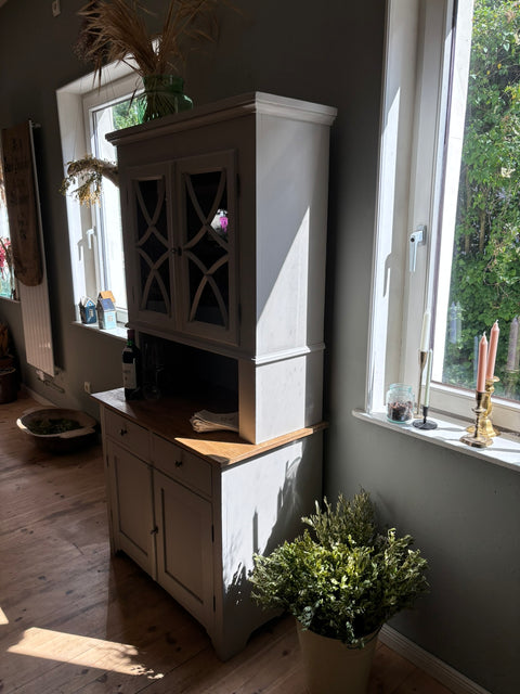 Dänisches Vintage-Küchenbuffet in Kreidefarbe Khaki mit graugrüner Oberfläche, von Weingärtners Genusshandwerk