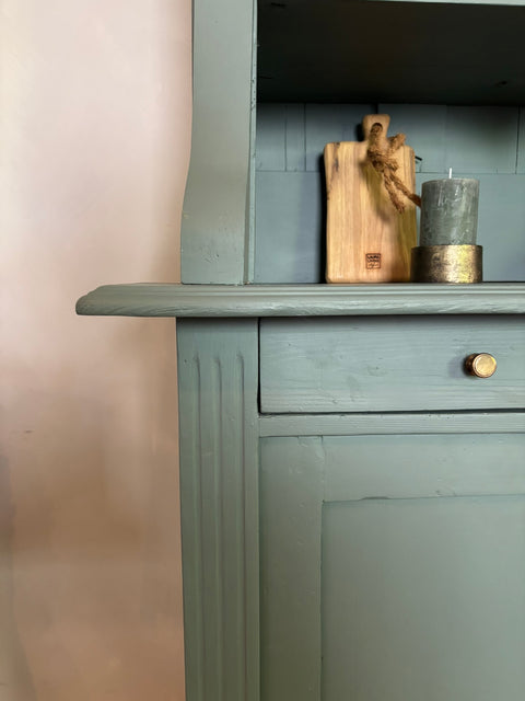 Vintage dänisches Küchenbuffet in grün mit Kreidefarbe, von Weingärtners Genusshandwerk, zeigt detailreiche Holzstruktur und elegante Gestaltung.