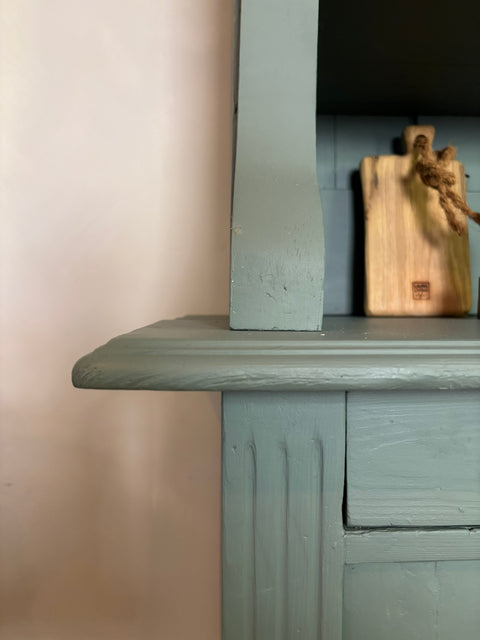 Dänisches Vintage Küchenbuffet in Kreidefarbe Grün von Weingärtners Genusshandwerk, mit Holzgriffen und antikem Design.