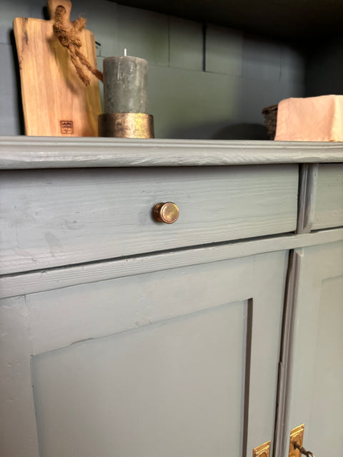 Dänisches Vintage Küchenbuffet in Kreidefarbe Grün von Weingärtners Genusshandwerk, mit Holzdetails und nostalgischem Design