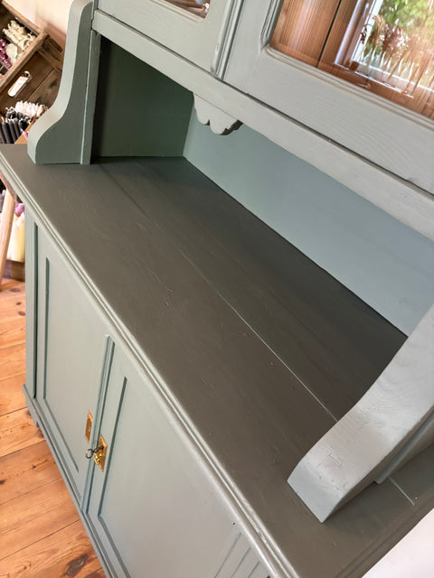 Dänisches Vintage Küchenbuffet in Kreidefarbe Pine Grün, Weingärtners Genusshandwerk, mit sichtbarer antiker Holzoberfläche
