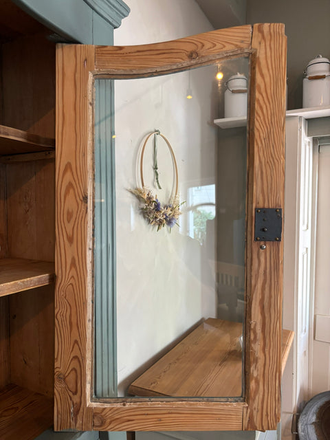 Dänisches Vintage Küchenbuffet in Kreidefarbe Pine grün von Weingärtners Genusshandwerk, mit holzfarbenen Details und antiker Optik