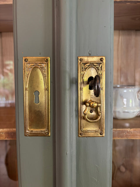 Dänisches Vintage Küchenbuffet in Kreidefarbe Grün von Weingärtners Genusshandwerk, mit holzfarbenen Details und antikem Design