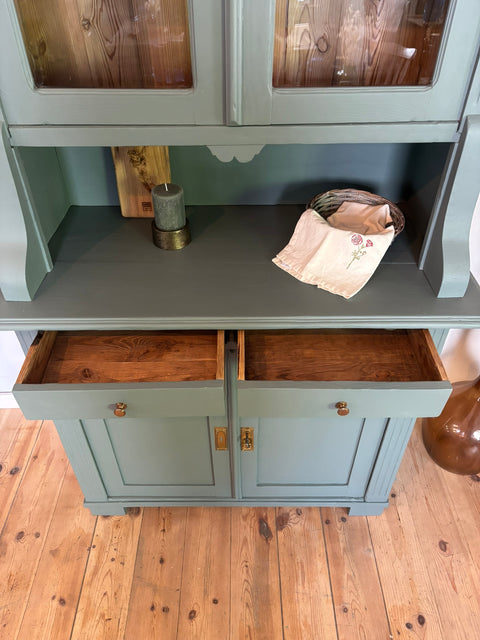 Dänisches Vintage Küchenbuffet in Kreidefarbe Pine grün von Weingärtners Genusshandwerk, mit Holztüren und antikem Charme
