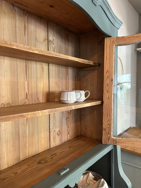 Dänisches Vintage Küchenbuffet in Kreidefarbe Grün von Weingärtners Genusshandwerk, mit sichtbaren Schubladen und kunstvollem Design