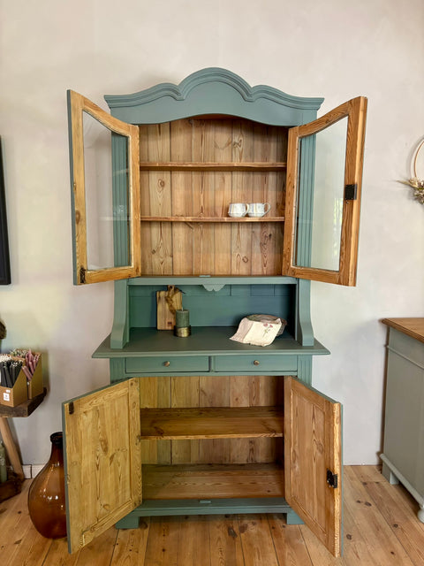 Vintage dänisches Küchenbuffet in Kreidefarbe Grün von Weingärtners Genusshandwerk, detailreiche Holzoberfläche