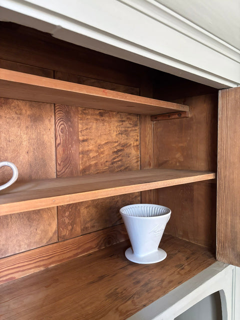 Vintage dänisches Küchenbuffet in grüner Kreidefarbe von Weingärtners Genusshandwerk, mit Holzdetails und stilvollem Design.