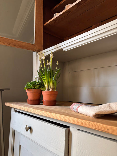 Dänisches Vintage Küchenbuffet in grüner Kreidefarbe von Weingärtners Genusshandwerk, mit Holzgriffen und stilvollem Design