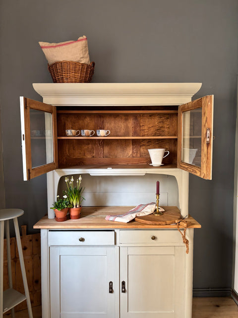 Dänisches Vintage Küchenbuffet in Kreidefarbe Taomino grün-grau, von Weingärtners Genusshandwerk, mit Holzgriffen und Ablageflächen