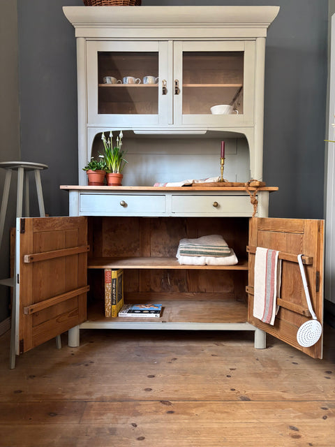 Dänisches Vintage Küchenbuffet in Kreidefarbe Taomino grün-grau von Weingärtners Genusshandwerk, mit Holzgriffen und antikem Design