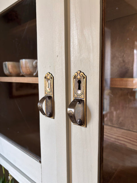 Dänisches Vintage Küchenbuffet in Kreidefarbe Taomino von Weingärtners Genusshandwerk, grün-grau, mit antikem Holzdesign