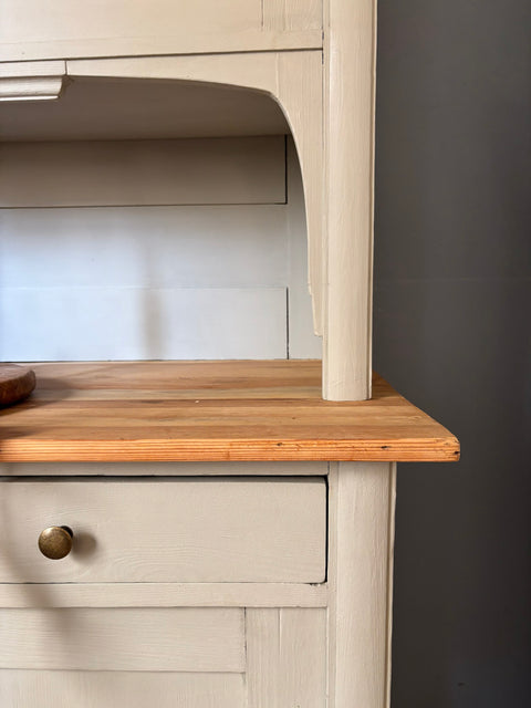 Dänisches Vintage Küchenbuffet in Kreidefarbe Taomino, grün-grau, von Weingärtners Genusshandwerk, mit Holzgriffen und rustikalem Design