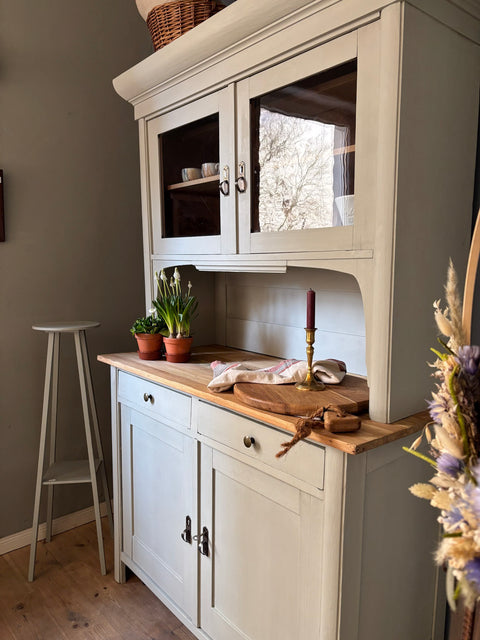 Dänisches Vintage Küchenbuffet in grün-grauer Kreidefarbe von Weingärtners Genusshandwerk, mit Holzgriffen und geschwungener Form