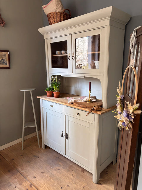 Dänisches Vintage Küchenbuffet in grün-grauer Kreidefarbe, Weingärtners Genusshandwerk, mit Holzgriffen und stilvollem Design