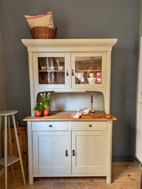 Dänisches Vintage Küchenbuffet in Kreidefarbe Taomino, grün-grau, von Weingärtners Genusshandwerk, mit Holzgriffen und Stauraum