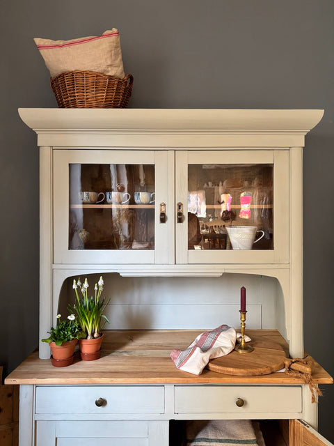 Dänisches Vintage Küchenbuffet in grün-grauer Kreidefarbe von Weingärtners Genusshandwerk, mit antikem Holzdesign.