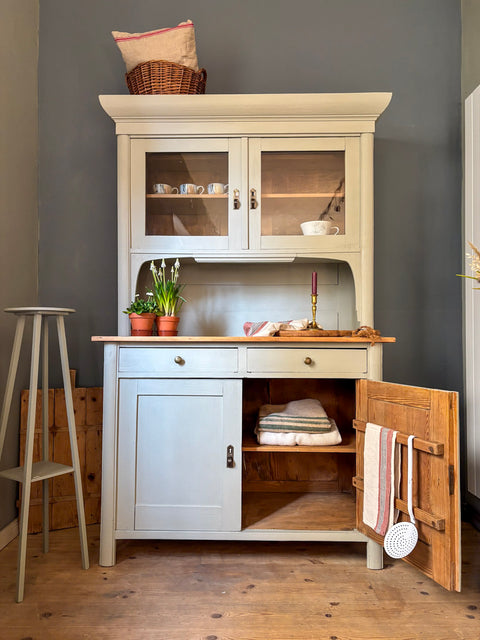 Vintage dänisches Küchenbuffet in grüner Kreidefarbe von Weingärtners Genusshandwerk, detailreiche Holzoberfläche und stilvolles Design