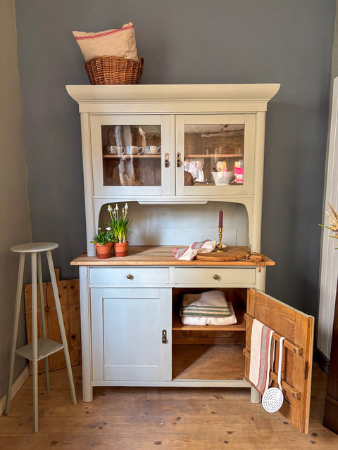 Dänisches Vintage Küchenbuffet in Kreidefarbe Taomino, grün-grau, von Weingärtners Genusshandwerk, mit Holzgriffen und Stauraum
