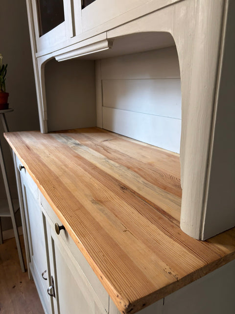 Dänisches Vintage Küchenbuffet in grüner Kreidefarbe von Weingärtners Genusshandwerk, detailreiche Holzoberfläche und antiker Stil
