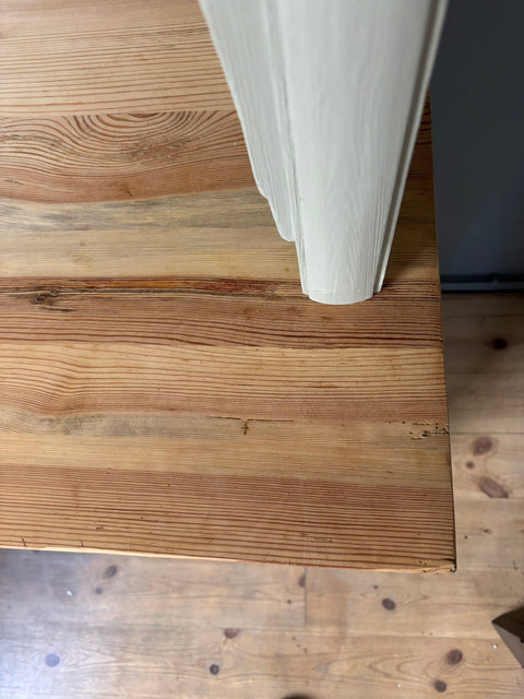 Dänisches Vintage Küchenbuffet in Kreidefarbe Taomino, grün-grau, mit Holzknöpfen, aus Weingärtners Genusshandwerk