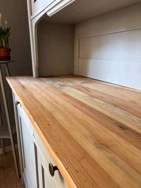 Dänisches Vintage Küchenbuffet in grün-grauer Kreidefarbe von Weingärtners Genusshandwerk, mit Holzgriffen und antikem Charme