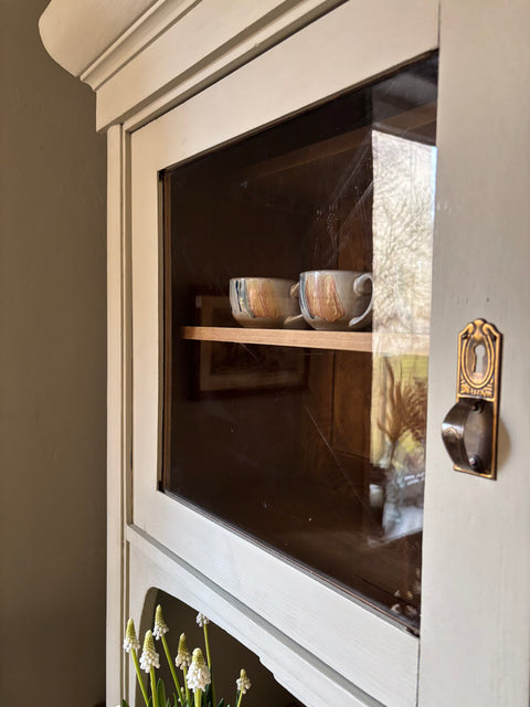 Dänisches Vintage Küchenbuffet in grüner Kreidefarbe, Weingärtners Genusshandwerk, mit Holzgriffen und geräumigen Schubladen
