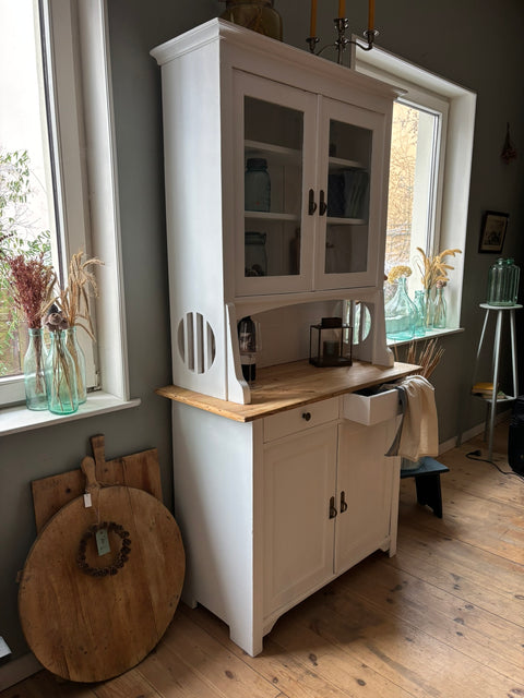 Dänisches Vintage Küchenbuffet in Kreidefarbe White Lily von Weingärtners Genusshandwerk, mit Holzgriffen und stilvollem Design