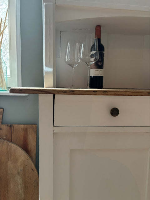 Dänisches Vintage Küchenbuffet in Weiß mit Kreidefarbe White Lily, von Weingärtners Genusshandwerk, mit vintage Stil und Holzdetails.