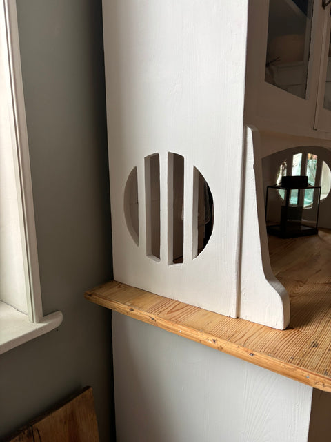 Dänisches Vintage Küchenbuffet in Kreidefarbe White Lily von Weingärtners Genusshandwerk, mit Holzgriffen und vintage Design.
