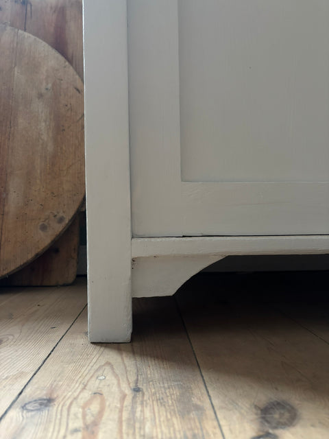 Dänisches Vintage Küchenbuffet in Kreidefarbe White Lily von Weingärtners Genusshandwerk, mit Holzgriffen und antiker Optik