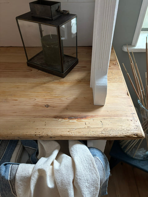 Dänisches Vintage Küchenbuffet in Kreidefarbe White Lily mit Holzgriffen, modernes Landhausdesign, Weingärtners Genusshandwerk.
