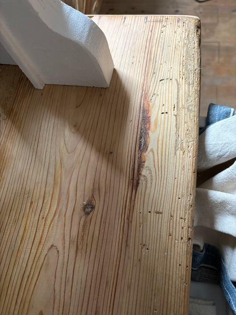 Dänisches Vintage Küchenbuffet in Kreidefarbe White Lily, Weingärtners Genusshandwerk, mit Holzgriffen und antiker Optik