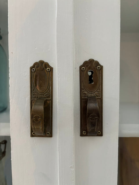 Dänisches Vintage Küchenbuffet in Kreidefarbe White Lily von Weingärtners Genusshandwerk, mit antiken Holzgriffen und geschwungenen Details