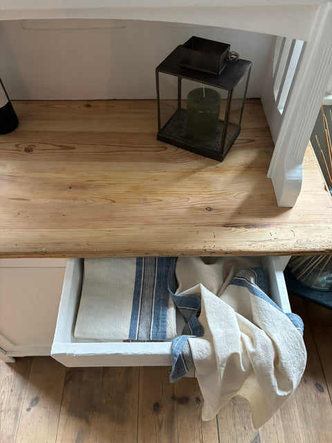 Dänisches Vintage Küchenbuffet in Kreidefarbe White Lily von Weingärtners Genusshandwerk, stilvolle Holzmöbel mit weißen Finish