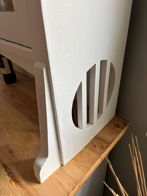 Vintage dänisches Küchenbuffet in Kreidefarbe White Lily von Weingärtners Genusshandwerk, mit Holzgriffen und antiker Optik
