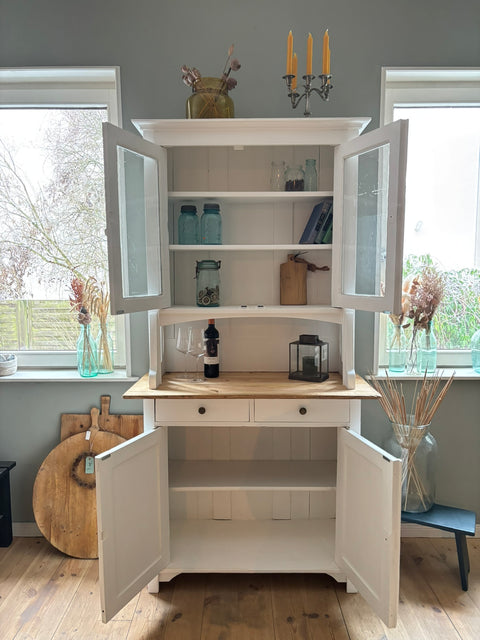 Dänisches Vintage Küchenbuffet in Kreidefarbe White Lily von Weingärtners Genusshandwerk, mit Holzgriff und antikem Design
