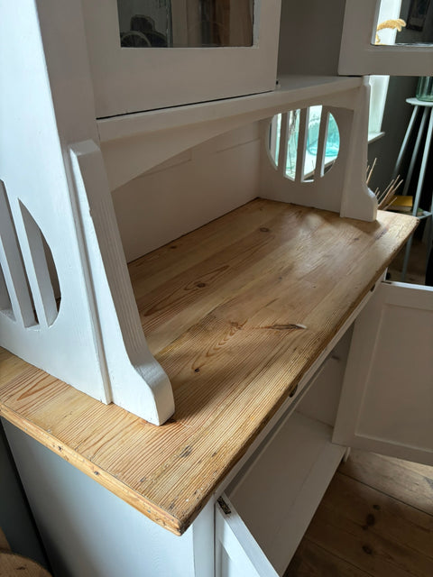Dänisches Vintage Küchenbuffet in Kreidefarbe White Lily von Weingärtners Genusshandwerk, detailreiche Holzmaserung, elegante Landhausoptik